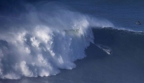 Der Ort Nazaré in Portugal ist für seine Monsterwellen bekannt