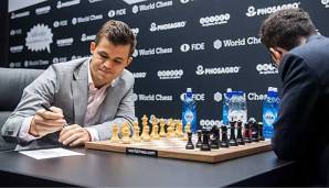 Nutzte seine Chance gegen Herausforderer Caruana im neunten Spiel nicht: Weltmeister Magnus Carlsen (links).