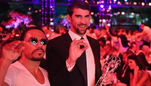 Selbst mit Schwimm-Legende Michael Phelps bekam Gökce ein Foto - inklusive Salzstreu-Geste.