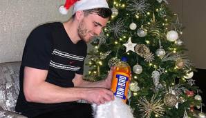 Liverpools Andrew Robertson befüllt eine Weihnachtssocke mit dem schottischen Getränk "IRN BRU" (zu deutsch Eisen-Gebräu). Na dann cheers!