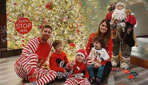 Lionel Messi mit seiner Frau Antonella Roccuzzo und seinen drei Söhnen im modischen Weihnachts-Strampler. Ob Santa bei diesen Outfits wirklich Station macht, bleibt abzuwarten ...