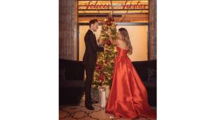 Elegant unterwegs: Ivan Rakitic und Frau Raquel Mauri schmücken den Weihnachtsbaum.