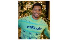 Auch Seahawks-Quarterback RUSSELL WILSON ist offenbar ein Anhänger der "Ugly Christmas Sweater"-Fraktion. Ob er uns damit sagen will, dass er bis nach Alaska werfen kann, ist nur eine vage Vermutung.