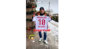 Weihnachtsmann LUKAS PODOLSKI beschenkte seinen ehemaligen Teamkollegen Slawomir Peszko. Ein Hauch von Köln in Polen. Schön!