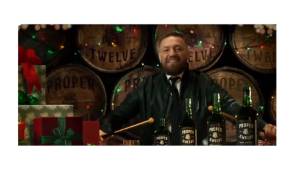 UFC-Rüpel CONOR MCGREGOR macht im traditionellen irischen Look nochmal schnell Werbung für seine eigene Whiskey-Marke. Durch seine Trommeleinlage auf den Flaschen wird das Video übrigens von weihnachtlichen Klängen begleitet. Logisch!