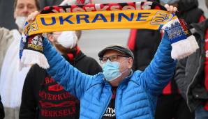 Ein Leverkusen-Fan zeigt seine Solidarität mit der Ukraine.