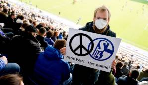 Ein Schalke-Fan in Karlsruhe mit Friedensbotschaft.