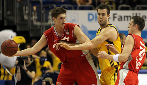 Tibor Pleiss (l.) und die Brose Baskets ließen Alba Berlin im ersten Playoff-Finale kaum Chancen