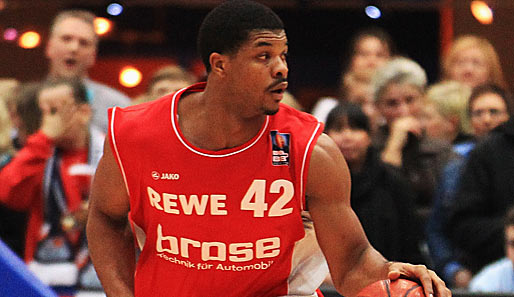 Kyle Hines vom Double Gewinner Brose Baskets Bamberg wird ausgezeichnet