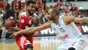 Bayerns Bryce Taylor (l.) und Bambergs Sharrod Ford hoffen auf ein Wiedersehen in den Finals