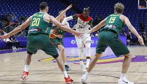 Dennis Schröder ist dabei den Ball spektakulär zu passen für das deutsche Team