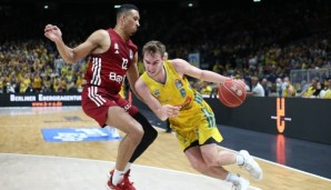 Nach einer starken Aufholjagd von Alba Berlin gegen den FC Bayern st das zweite DBB-Pokal-Halbfinale zur Halbzeit völlig offen.