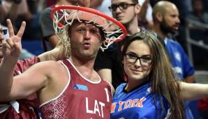 Dieser lettische Fan weiß derweil, worauf es beim Basketball ankommt