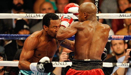 Shane Mosley (l.) musste im Fight gegen Floyd Mayweather jr. ordentlich einstecken