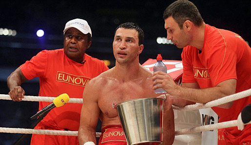 Wladimir Klitschko (M.) tritt im Dezember gegen den Briten Dereck Chisora an