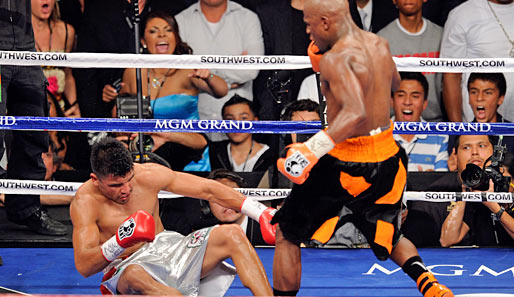 Der Moment der Entscheidung: Floyd Mayweather jr. schlägt Victor Ortiz k.o.