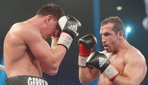 Marco Huck (l.) und Firat Arslan boxen den WM-Titel im Cruisergewicht aus