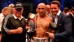 Arthur Abraham (M.) feiert seinen Sieg über Robert Stieglitz