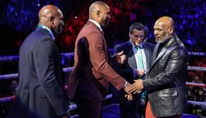 Bevor es endlich zur Sache ging, betraten die drei ehemaligen Schwergewichts-Champions Evander Holyfield, Lennox Lewis und Mike Tyson den Ring und wurden abgefeiert.