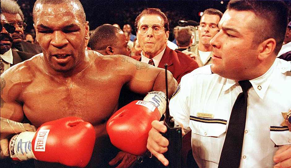Heute vor 25 Jahren erschütterte ein Biss die Box-Welt. Am 28. Juni 1997 biss Mike Tyson seinem Gegner Evander Holyfield ein Stück des Ohrs ab. Auch sonst war Tysons Karriere von Skandalen geprägt. Ein Rückblick.
