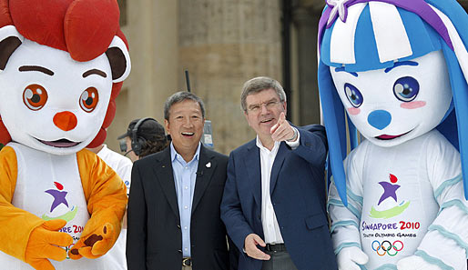 Thomas Bach (r.) gemeinsam mit dem Botschafter Singapurs und den Olympia-Maskottchen