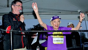 Oma Harriette Thompson läuft Weltrekord beim Marathon und sammelt für die Krebsforschung