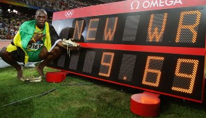 16. August 2008, Peking, Olympische Spiele: Das 100-m-Finale ist das Rennen, das Bolt zur Legende macht: Wie er dem Feld voranfliegt, schon zehn Meter vor der Ziellinie jubelnd entschleunigt und am Ende in 9,69 Sekunden dennoch ein Weltrekord steht