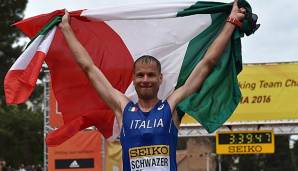 Alex Schwazer nach einem Sieg mit der Italien-Flagge