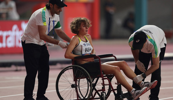 Nach ihrem Zusammenbruch wurde Alina Reh mit einem Rollstuhl von der Bahn gebracht.