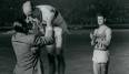 EIn ikonischer Moment für die deutschen Leichtathleten: Willi Holdorf wird bei den Olympischen Spielen 1964 zum König der Athleten, dem Zehnkampf-Olympiasieger, gekürt.
