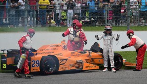Doch es kam noch bitterer für Alonso. Der Spanier hat auch beim Indy kein Glück mit seinem Gefährt: Motorschaden - 21 Runden vor Schluss