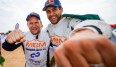 Debütant Lucas Moraes (r.) und Altmeister Timo Gottschalk feiern ihren dritten Platz bei der Dakar.