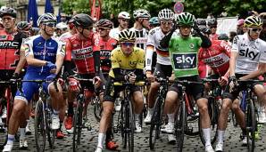 Marcel Kittel (2. v.l.) und Chris Froome (r) vor dem Start in eine Tour de France Debatte