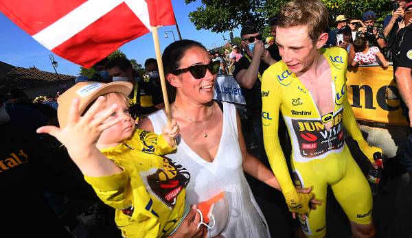 Jubel mit Frau und Kind: Jonas Vingegaard wird die Tour de France am Sonntag in Paris gewinnen.