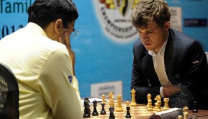 Viswanathan Anand (l.) und Magnus Carlsen einigten sich in der fünften Partie auf ein Remis