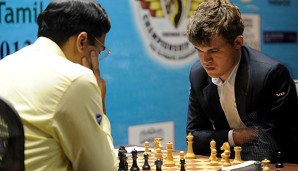 Magnus Carlsen trotzte Viswanathan Anand ein Remis ab und bleibt in Führung
