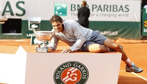 Rafael Nadal biss nach seinem Sieg in Paris den Pokal - zum neunten Mal