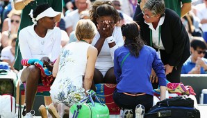 Serena Williams (M.) musste im Doppel mit ihrer Schwester Venus Williams (l.) aufgeben