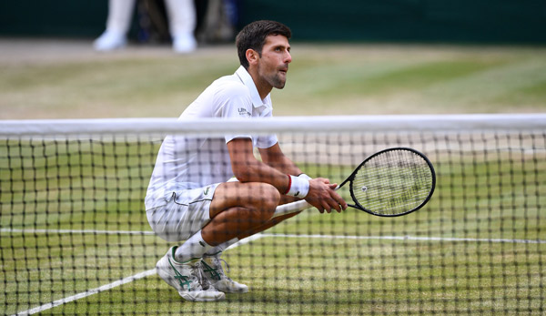 Novak Djokovic aß nach dem Sieg ein paar Grashalme vom Centre Court.