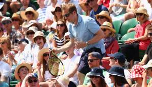 Blicken wir ein paar Jahre zurück: Beim Wimbledon-Turnier 2015 bekam Kyrgios eine Verwarnung, weil er seinen Schläger so hart auf den Boden knallte, dass dieser in die Zuschauer flog.