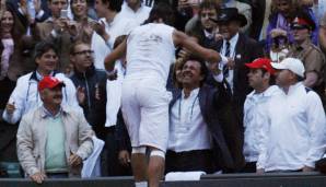Das musste gefeiert werden! Zunächst kraxelte Nadal hoch zu seiner Box, denn dort wartet natürlich Onkel Toni (r.) ...