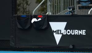 Nach einem Coronafall in einem Spielerhotel für die Australian Open in Melbourne müssen sich die Teilnehmer, Offiziellen und Mitarbeiter in die häusliche Isolation begeben.