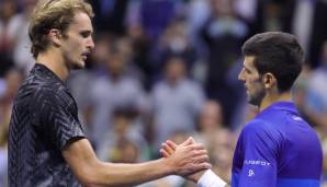 Bei den US Open in New York im September: Zverev (l.) gratuliert Djokovic nach fünf dramatischen Sätzen zum Finaleinzug.