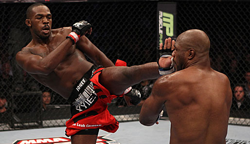 Jon Jones (l.) verteidigte seinen Halbschwergewichtstitel gegen Rampage Jackson