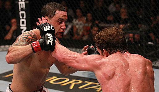 Frankie Edgar (l.) verteidigte seinen Titel gegen Gray Maynard durch Knockout