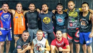 Mairbek Taisumov (M.) mit seinem Team im Tiger-Muay-Thai-Camp in Phuket