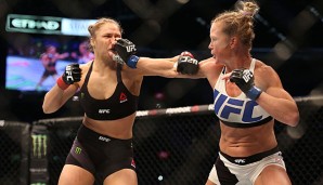 Ronda Rousey (l.) kassierte im letzten Kampf gegen Holly Holm eine Niederlage