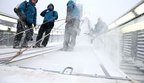 Starker Schneefall und heftiger Wind auf der Schanze haben zur Absage des Auftaktspringens geführt