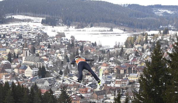 Über die baden-württembergische Landschaft von Titisee-Neustadt fliegen die Skispringer heute beim Einzelspringen.