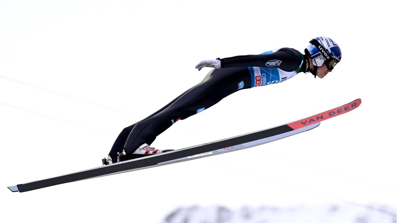Die deutschen Skispringer um Andreas Wellinger wollen bei der Qualifikation in Garmisch-Partenkirchen vordere Plätze belegen.